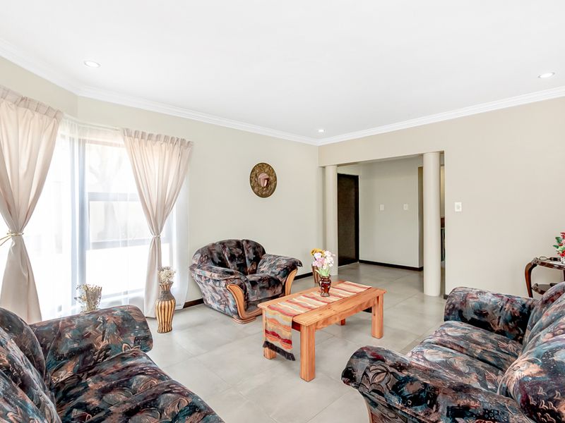 Modern Freestanding Family Home for Sale in Sunninghill Gardens - Photo 4