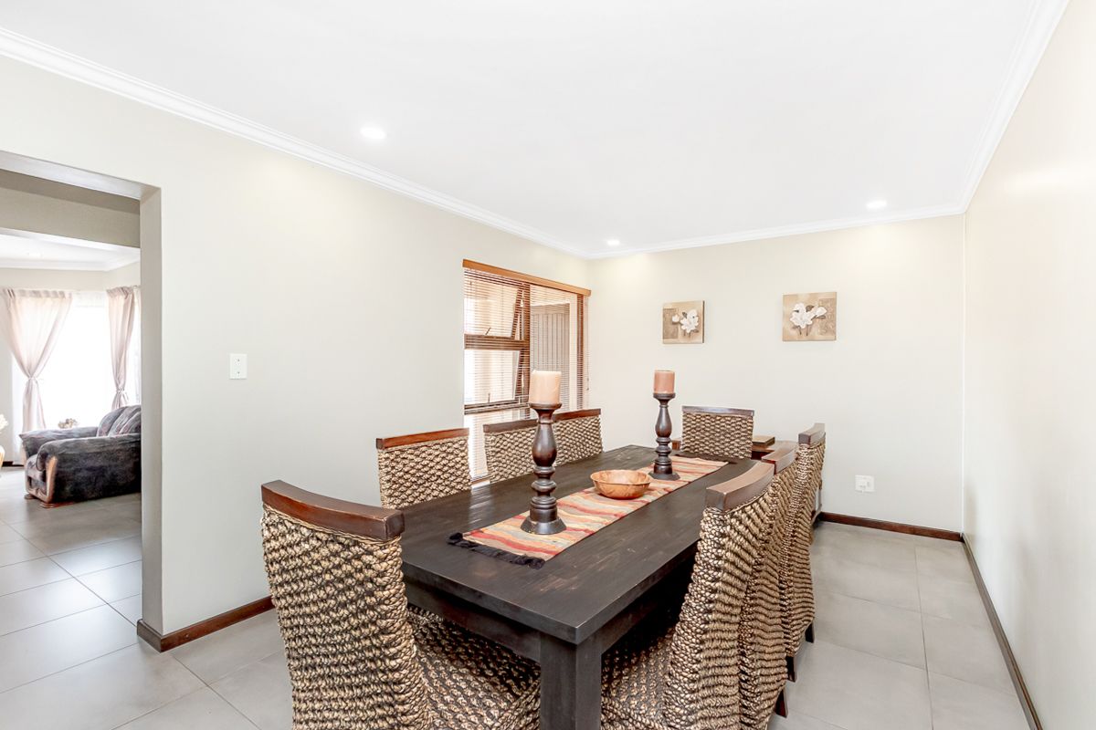 Modern Freestanding Family Home for Sale in Sunninghill Gardens - Photo 5
