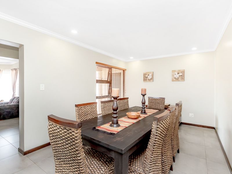 Modern Freestanding Family Home for Sale in Sunninghill Gardens - Photo 5
