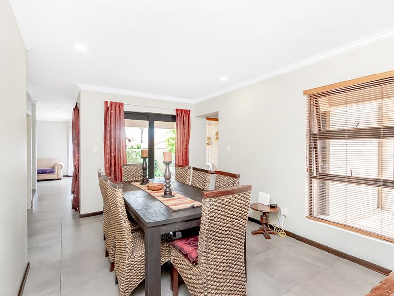 Modern Freestanding Family Home for Sale in Sunninghill Gardens - Photo 6