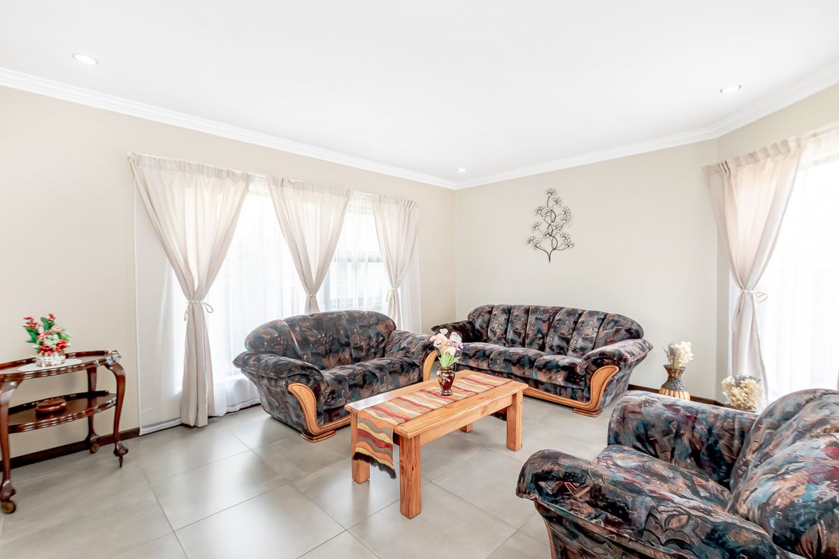 Modern Freestanding Family Home for Sale in Sunninghill Gardens - Photo 3