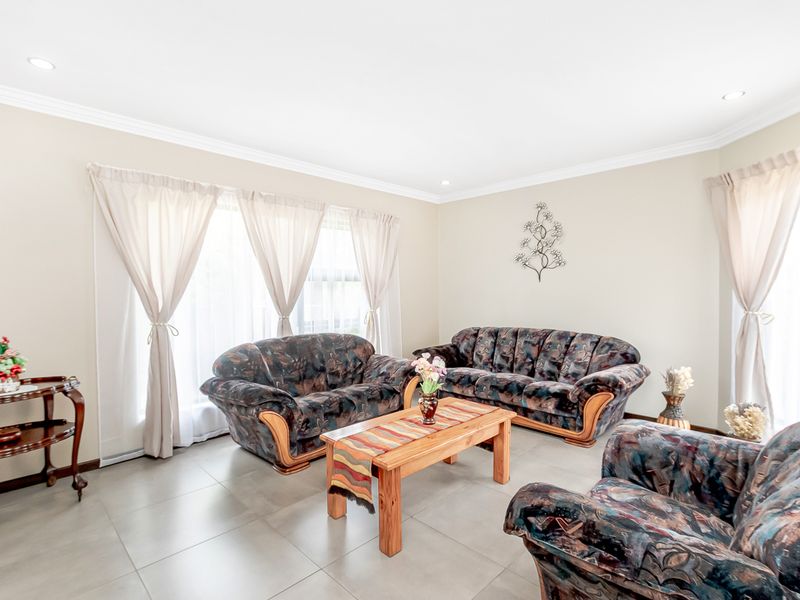 Modern Freestanding Family Home for Sale in Sunninghill Gardens - Photo 3