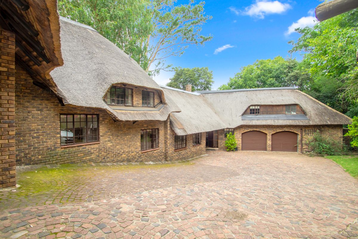 Five bedroom home with cottage and spruit access, Edenburg - Photo 2