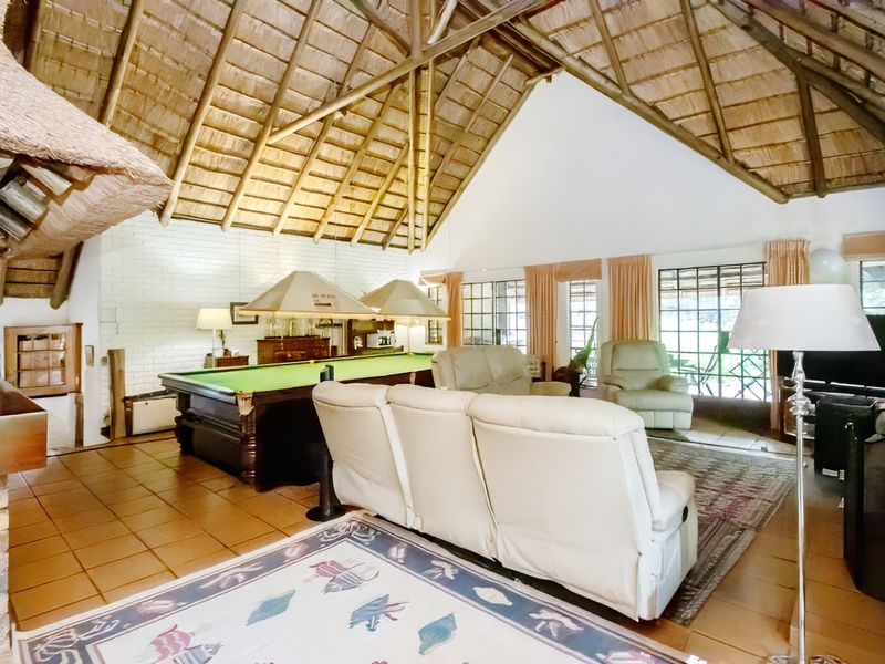 Five bedroom home with cottage and spruit access, Edenburg - Photo 7