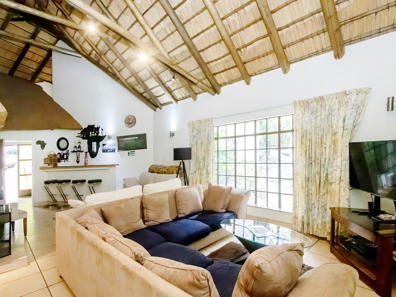 Five bedroom home with cottage and spruit access, Edenburg - Photo 6