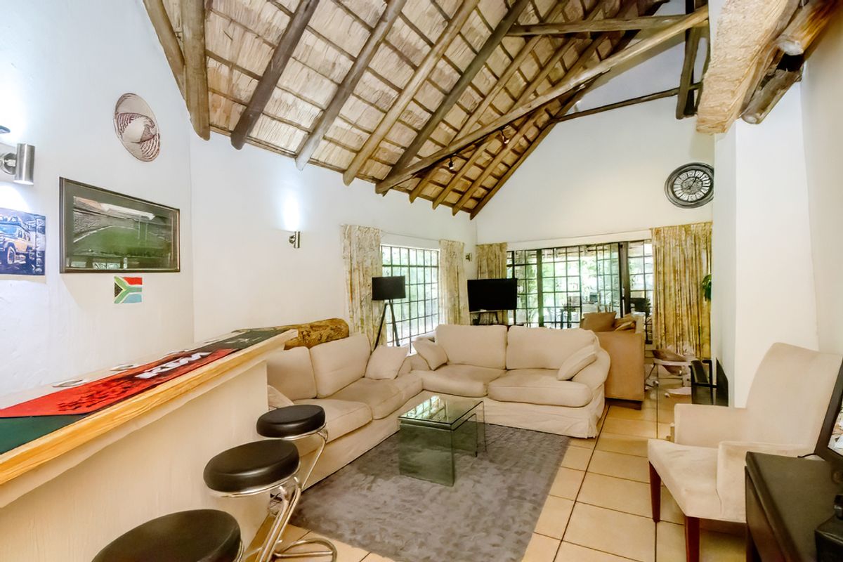 Five bedroom home with cottage and spruit access, Edenburg - Photo 4
