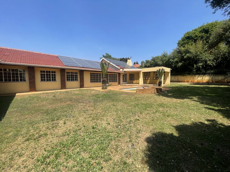 Charming 4-Bedroom Family Home with Pool, Solar Power & Plenty of Space - Photo 1