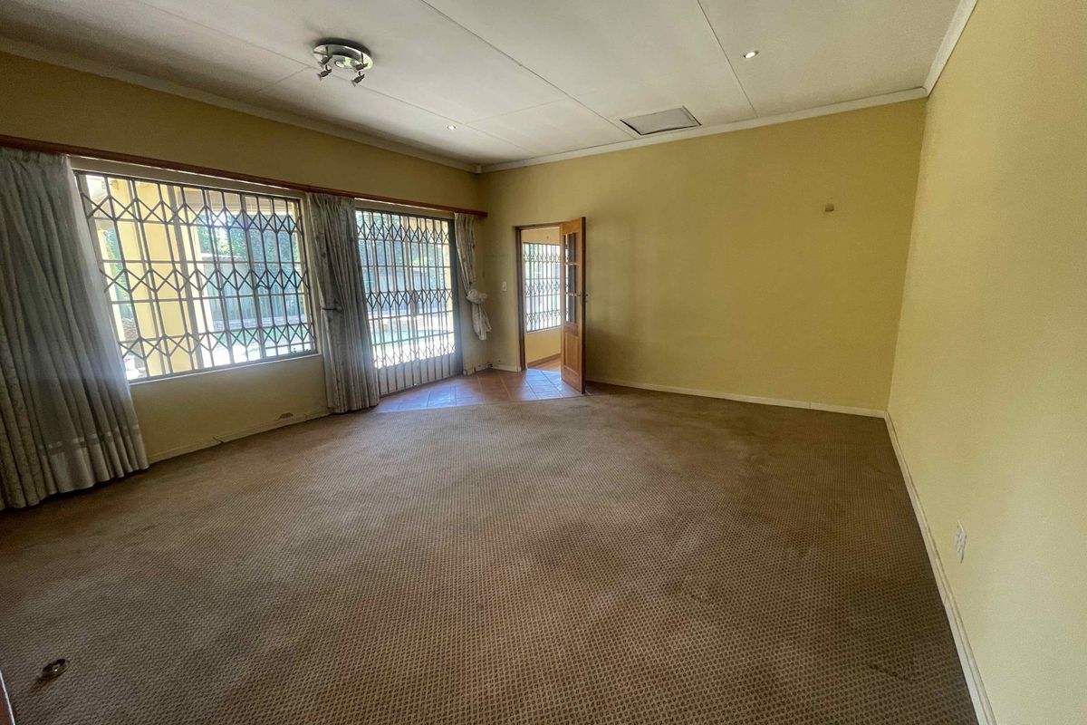 Charming 4-Bedroom Family Home with Pool, Solar Power & Plenty of Space - Photo 5
