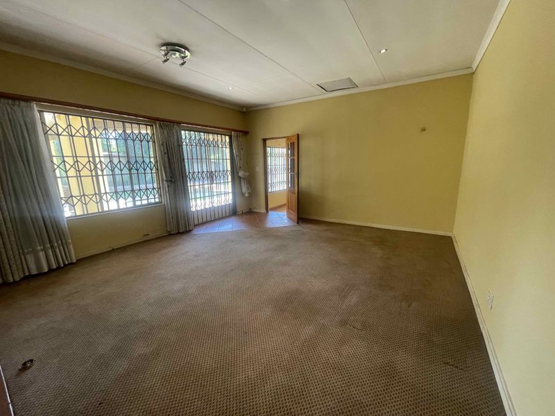 Charming 4-Bedroom Family Home with Pool, Solar Power & Plenty of Space - Photo 5