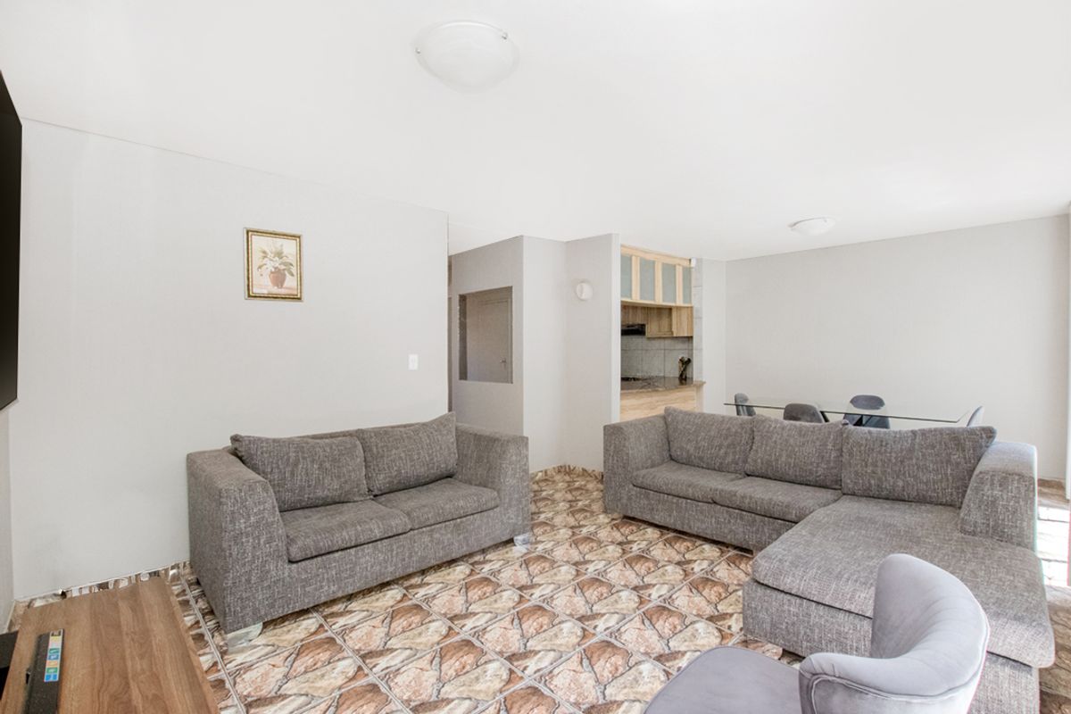 Neat and Spacious Townhouse in Lindhaven! - Photo 4