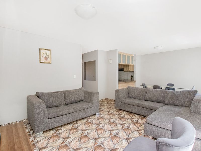 Neat and Spacious Townhouse in Lindhaven! - Photo 4