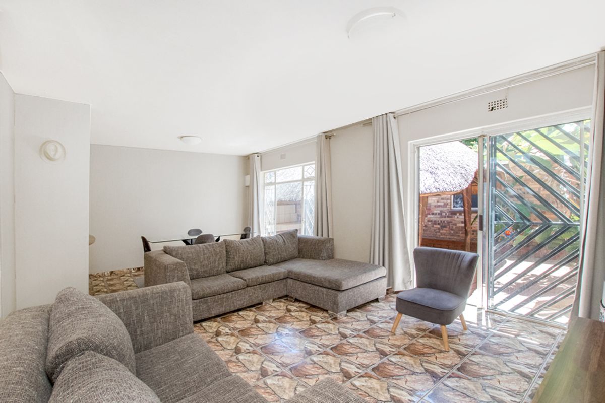 Neat and Spacious Townhouse in Lindhaven! - Photo 3