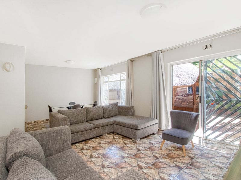 Neat and Spacious Townhouse in Lindhaven! - Photo 3