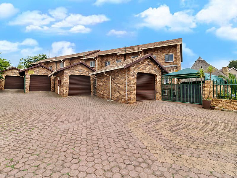 Neat and Spacious Townhouse in Lindhaven! - Photo 1