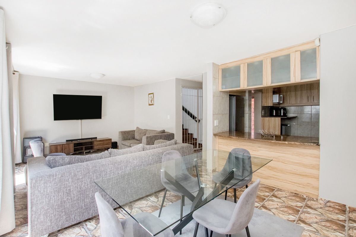 Neat and Spacious Townhouse in Lindhaven! - Photo 2