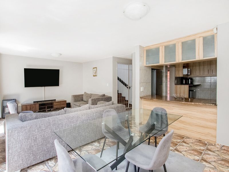 Neat and Spacious Townhouse in Lindhaven! - Photo 2
