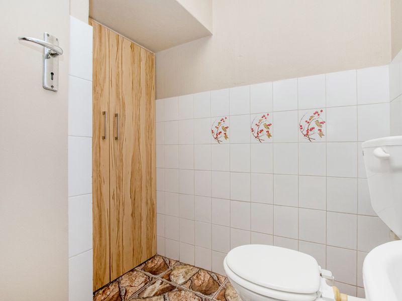 Neat and Spacious Townhouse in Lindhaven! - Photo 10
