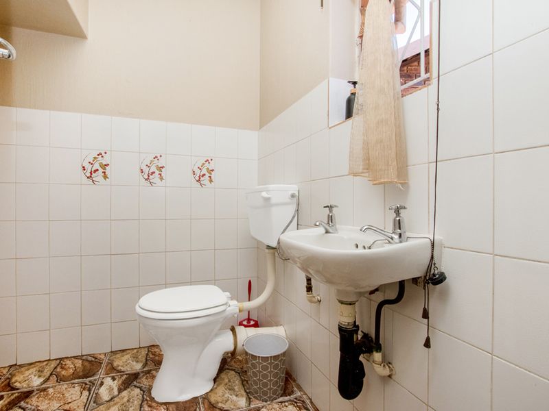 Neat and Spacious Townhouse in Lindhaven! - Photo 9