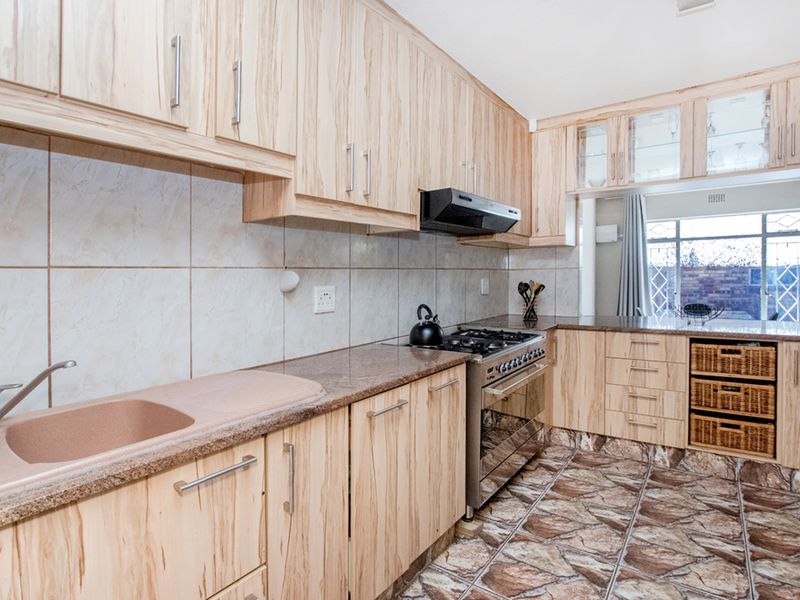 Neat and Spacious Townhouse in Lindhaven! - Photo 8