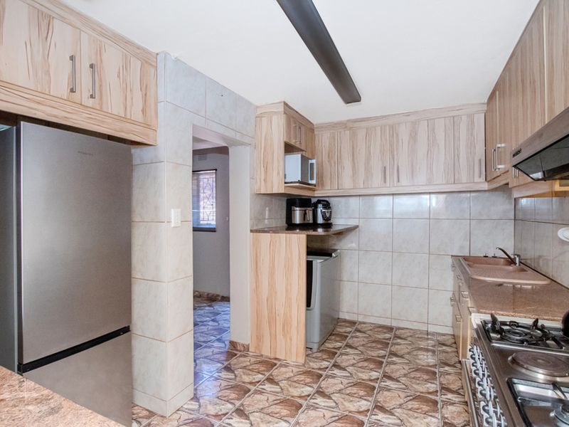 Neat and Spacious Townhouse in Lindhaven! - Photo 7