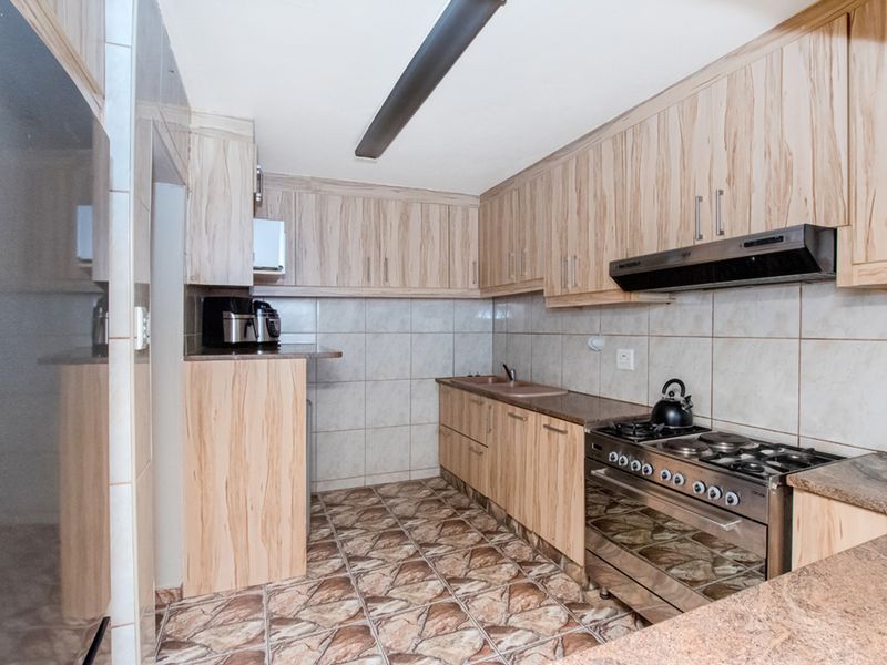Neat and Spacious Townhouse in Lindhaven! - Photo 6