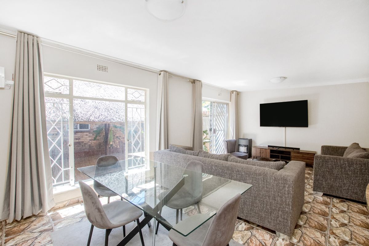 Neat and Spacious Townhouse in Lindhaven! - Photo 5