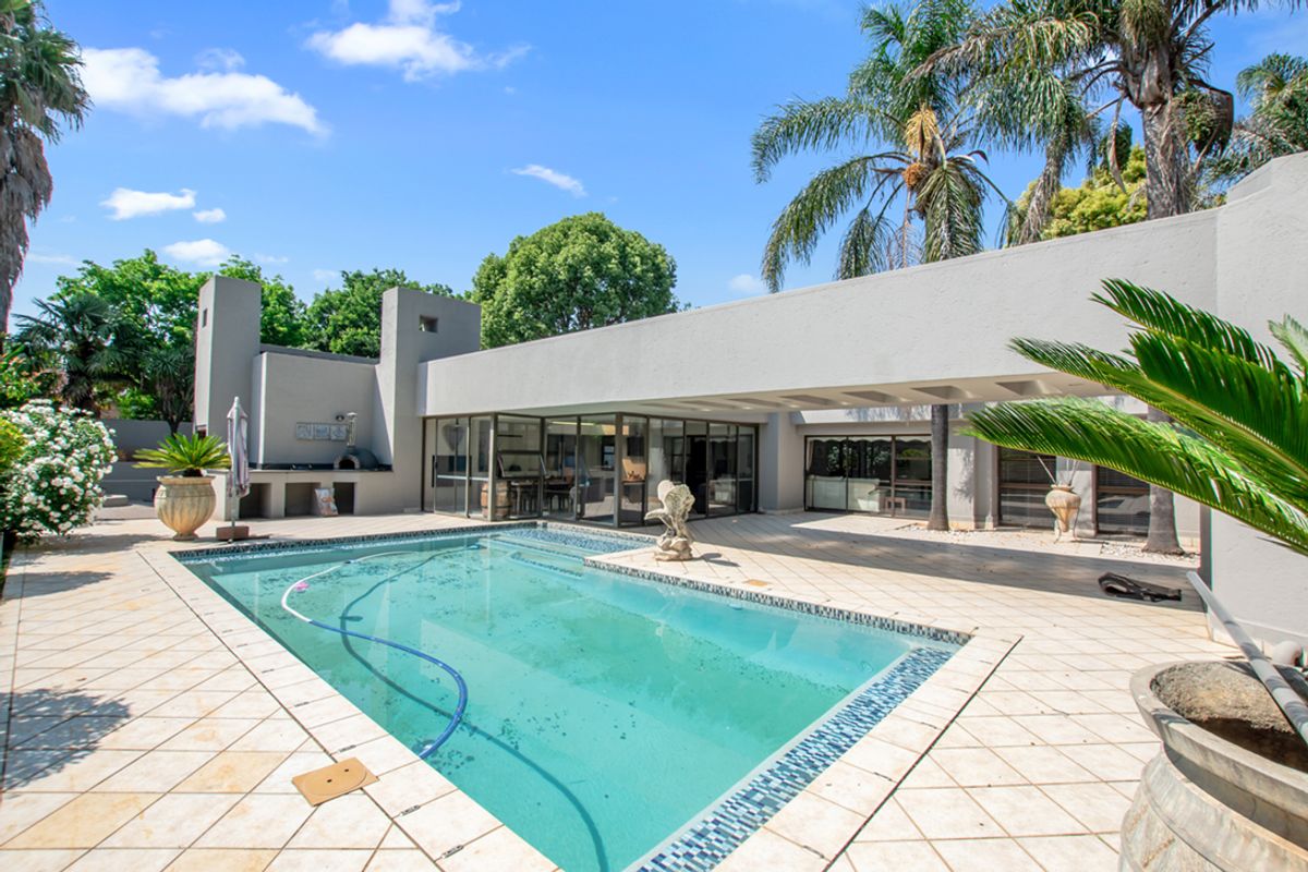 Stunning 4-bedroom family home nestled in the heart of Sonneveld Estate! Secure and sophisticated - Photo 2
