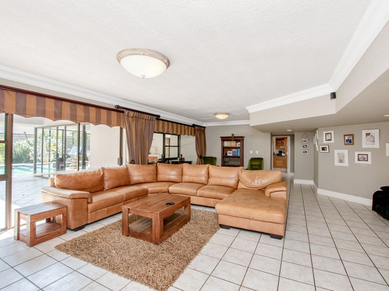 Stunning 4-bedroom family home nestled in the heart of Sonneveld Estate! Secure and sophisticated - Photo 8
