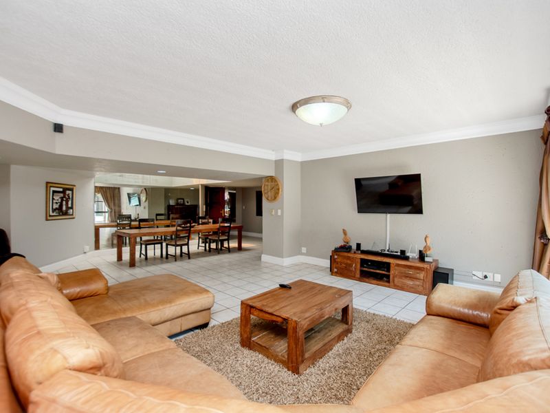 Stunning 4-bedroom family home nestled in the heart of Sonneveld Estate! Secure and sophisticated - Photo 7