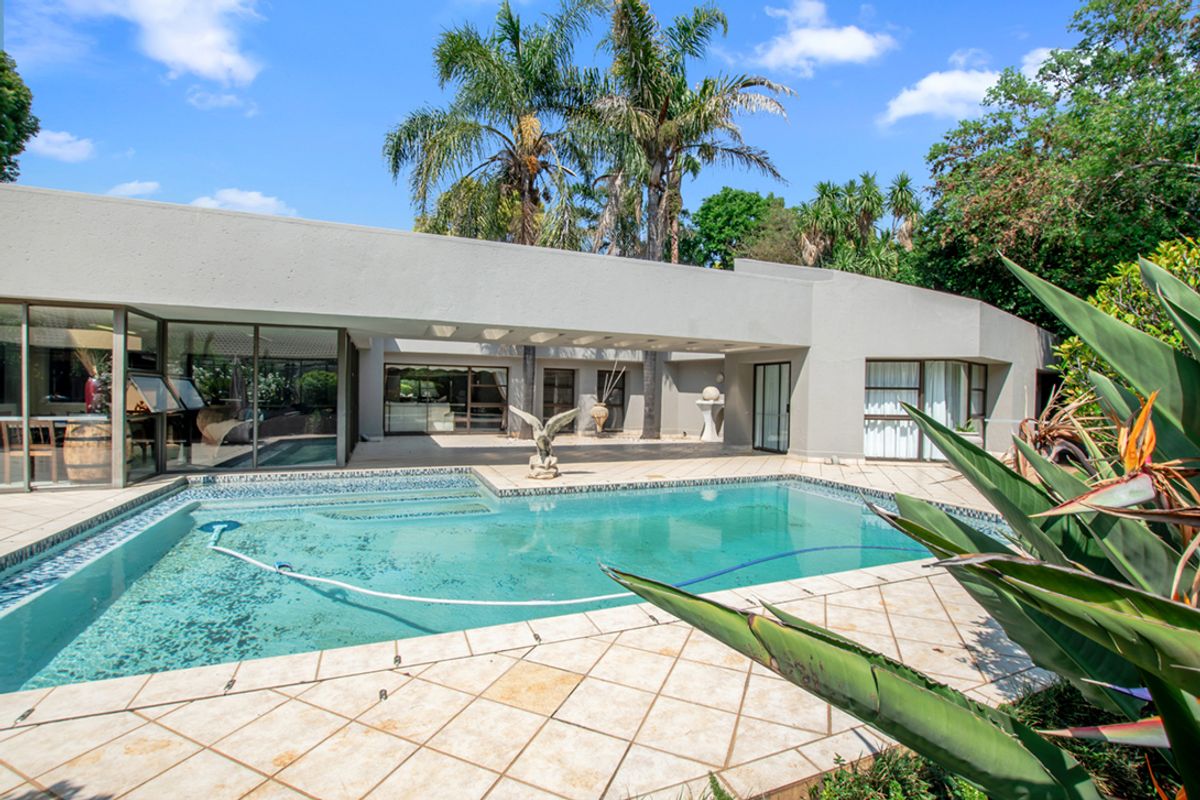 Stunning 4-bedroom family home nestled in the heart of Sonneveld Estate! Secure and sophisticated - Photo 3