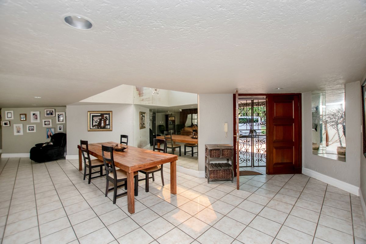Stunning 4-bedroom family home nestled in the heart of Sonneveld Estate! Secure and sophisticated - Photo 5