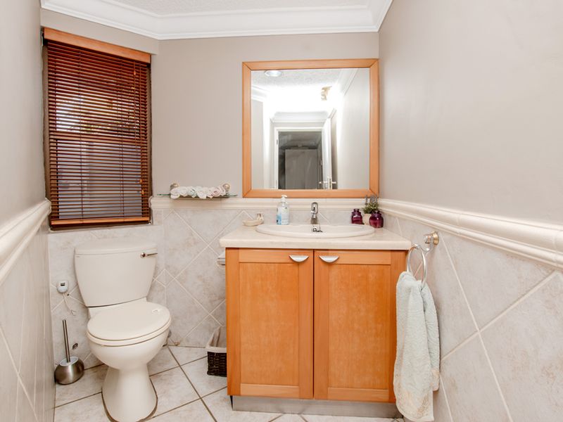 Stunning 4-bedroom family home nestled in the heart of Sonneveld Estate! Secure and sophisticated - Photo 10