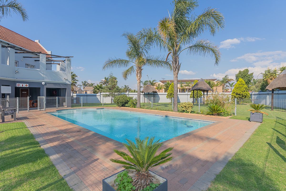 Priced to Sell- Absolutely Stunning - Photo 3