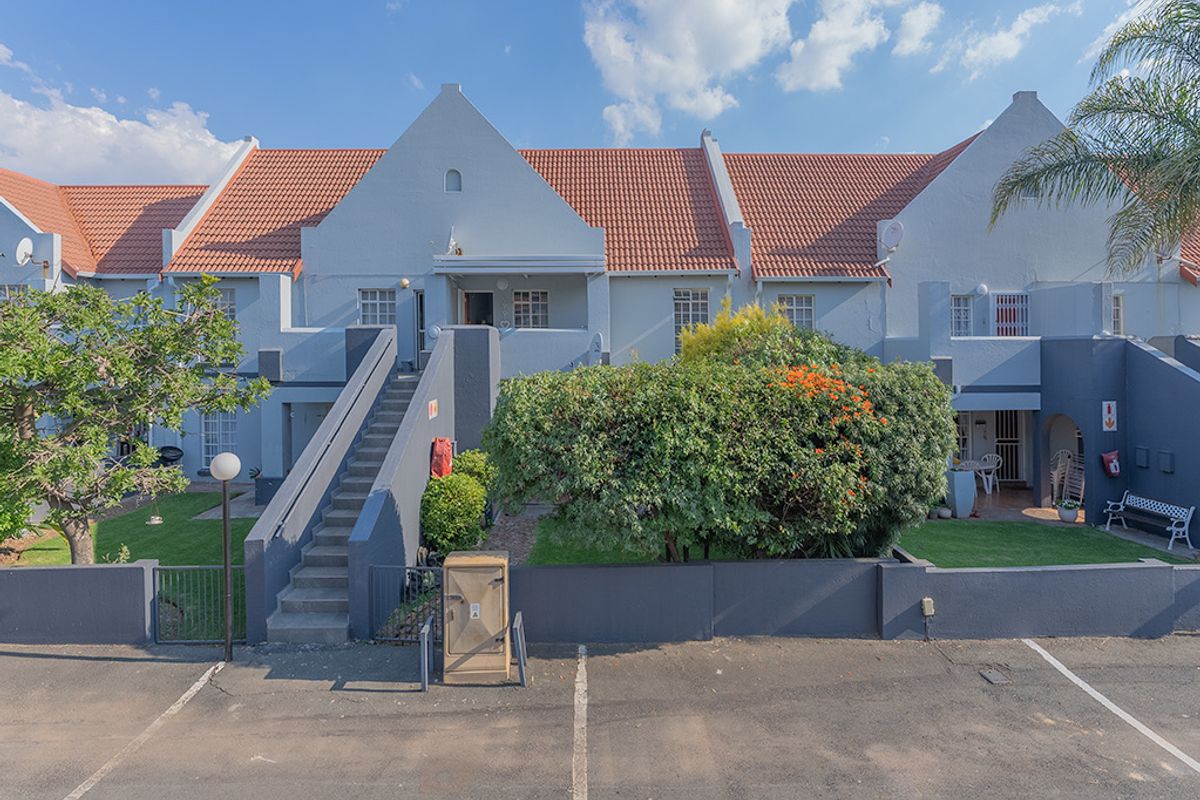 Priced to Sell- Absolutely Stunning - Photo 4