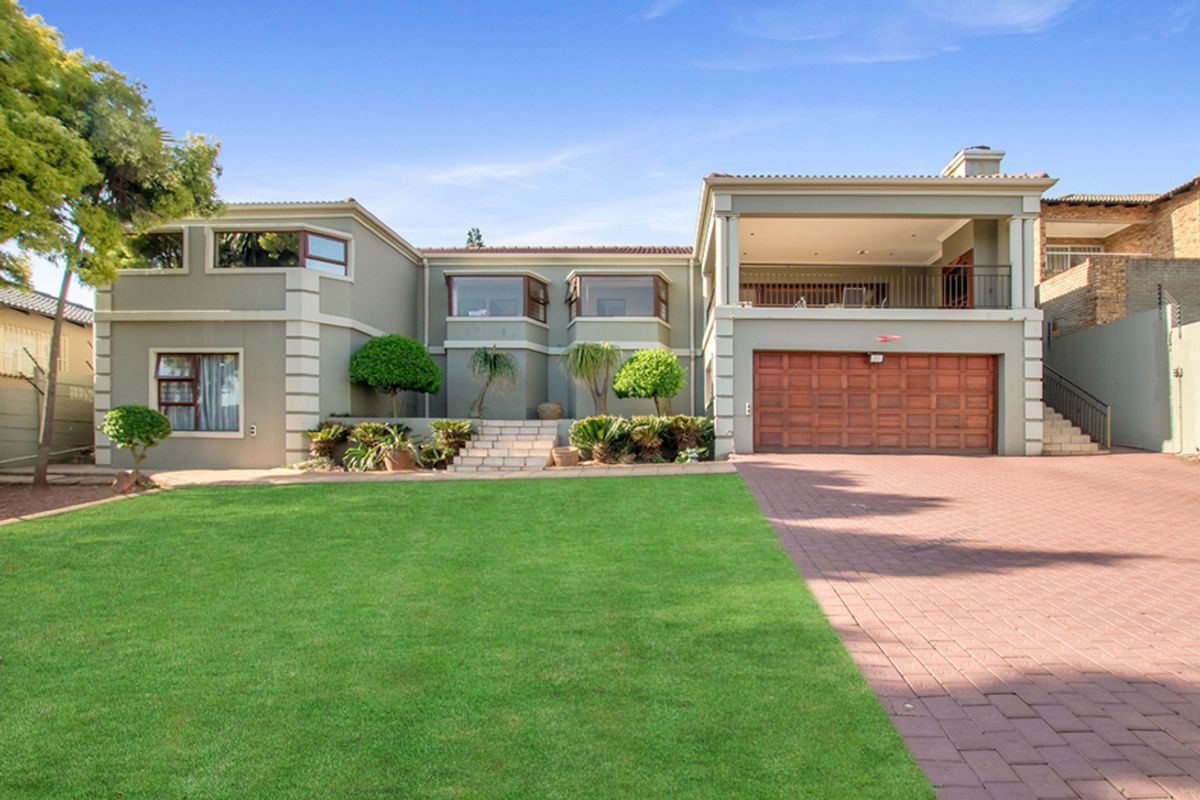 Spacious family home in Rangeview Ext 4 - Photo 2