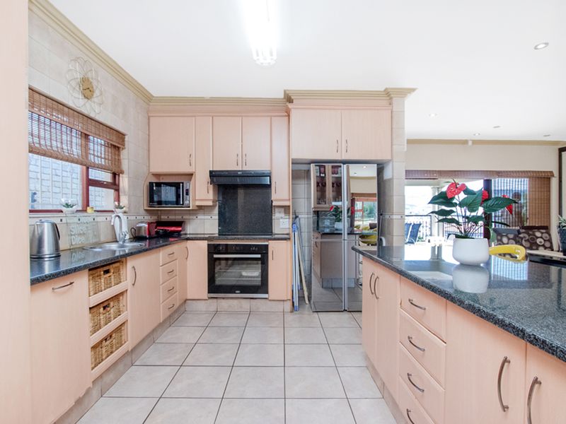 Spacious family home in Rangeview Ext 4 - Photo 8