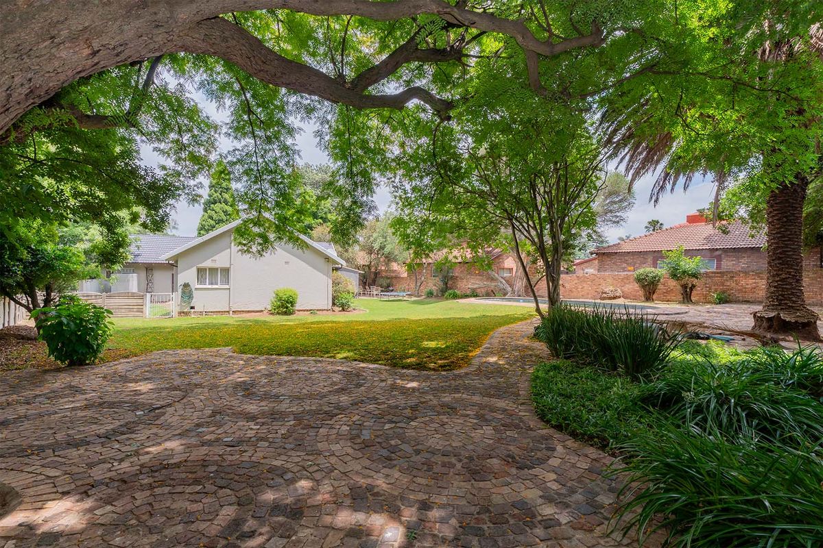 Renovated 4 Bed 2 Bath Family Home with Pool on a Large Stand in Farrarmere - Photo 2