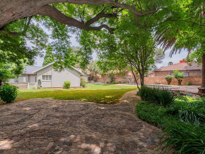 Renovated 4 Bed 2 Bath Family Home with Pool on a Large Stand in Farrarmere - Photo 2