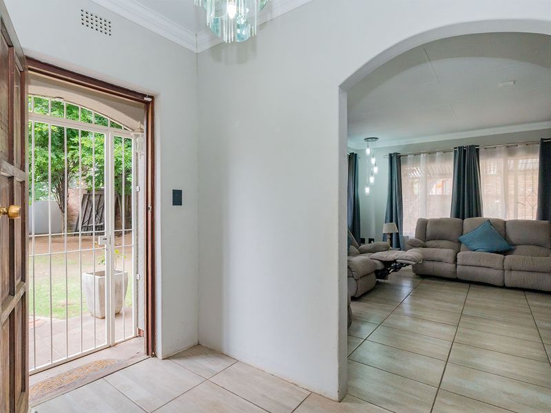 Renovated 4 Bed 2 Bath Family Home with Pool on a Large Stand in Farrarmere - Photo 4