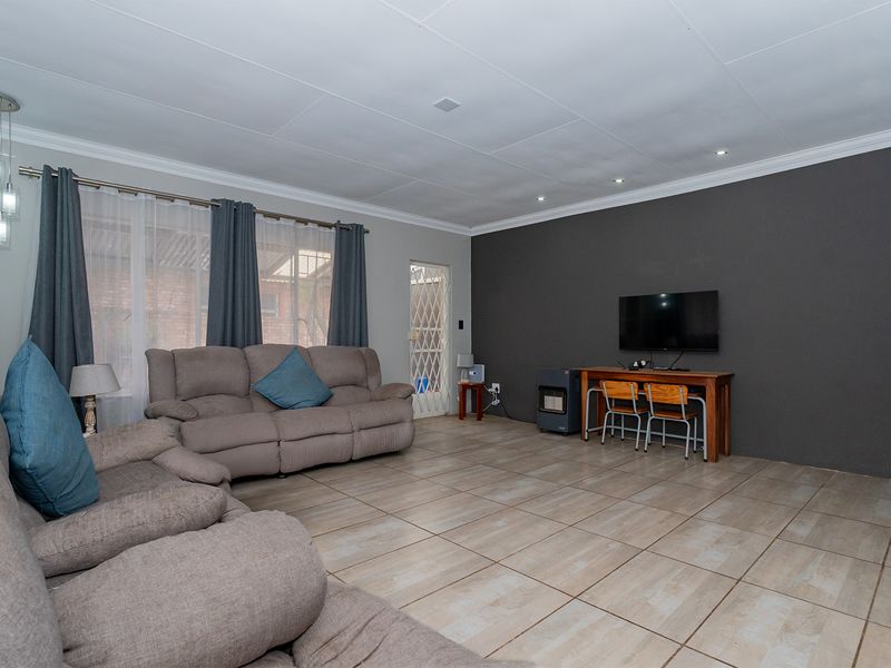 Renovated 4 Bed 2 Bath Family Home with Pool on a Large Stand in Farrarmere - Photo 5