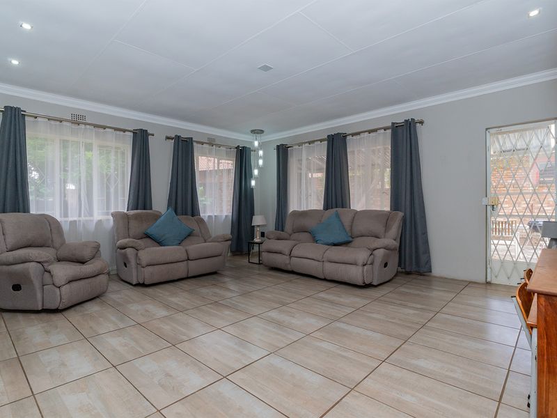 Renovated 4 Bed 2 Bath Family Home with Pool on a Large Stand in Farrarmere - Photo 6