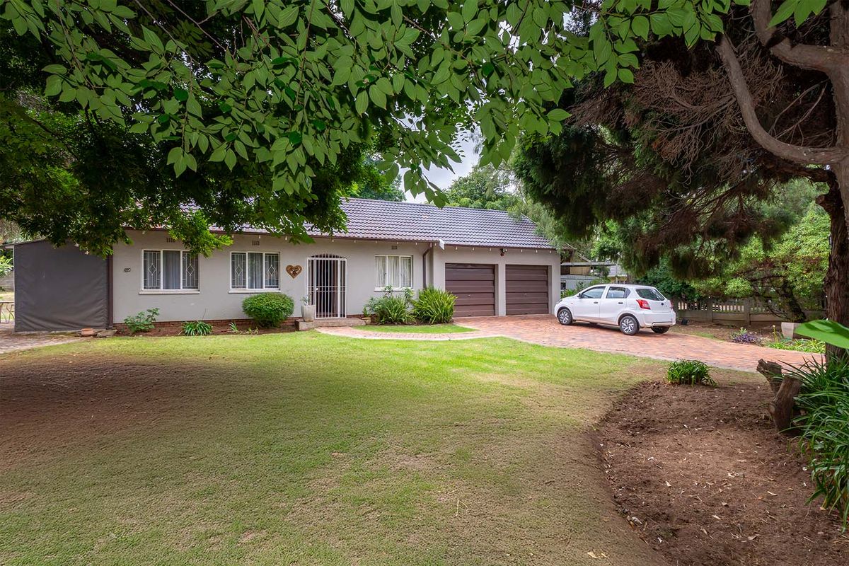 Renovated 4 Bed 2 Bath Family Home with Pool on a Large Stand in Farrarmere - Photo 3