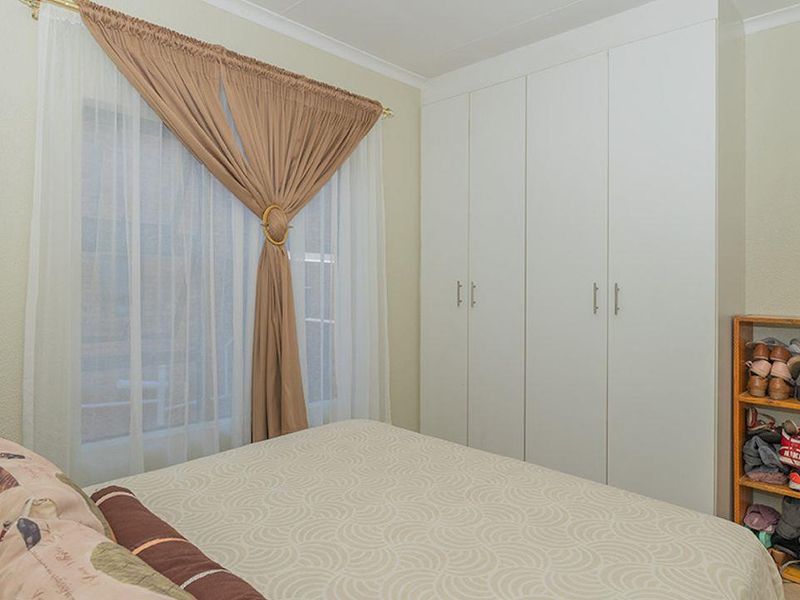 Stunning two bedroom upstairs unit in sought after complex! (Ravens Gardens) - Photo 8