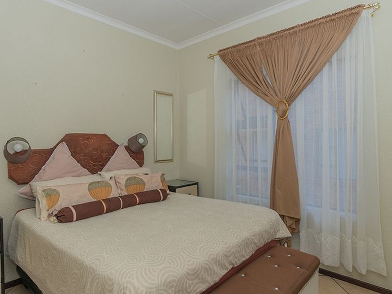 Stunning two bedroom upstairs unit in sought after complex! (Ravens Gardens) - Photo 7