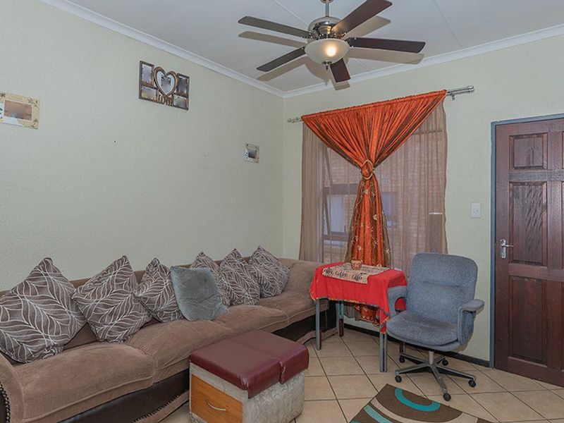 Stunning two bedroom upstairs unit in sought after complex! (Ravens Gardens) - Photo 6