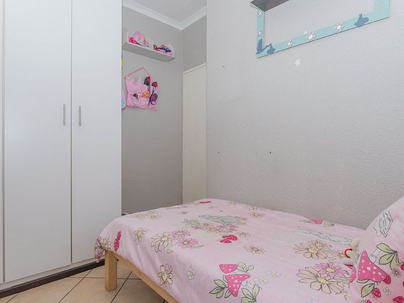 Stunning two bedroom upstairs unit in sought after complex! (Ravens Gardens) - Photo 10