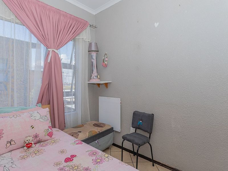 Stunning two bedroom upstairs unit in sought after complex! (Ravens Gardens) - Photo 9