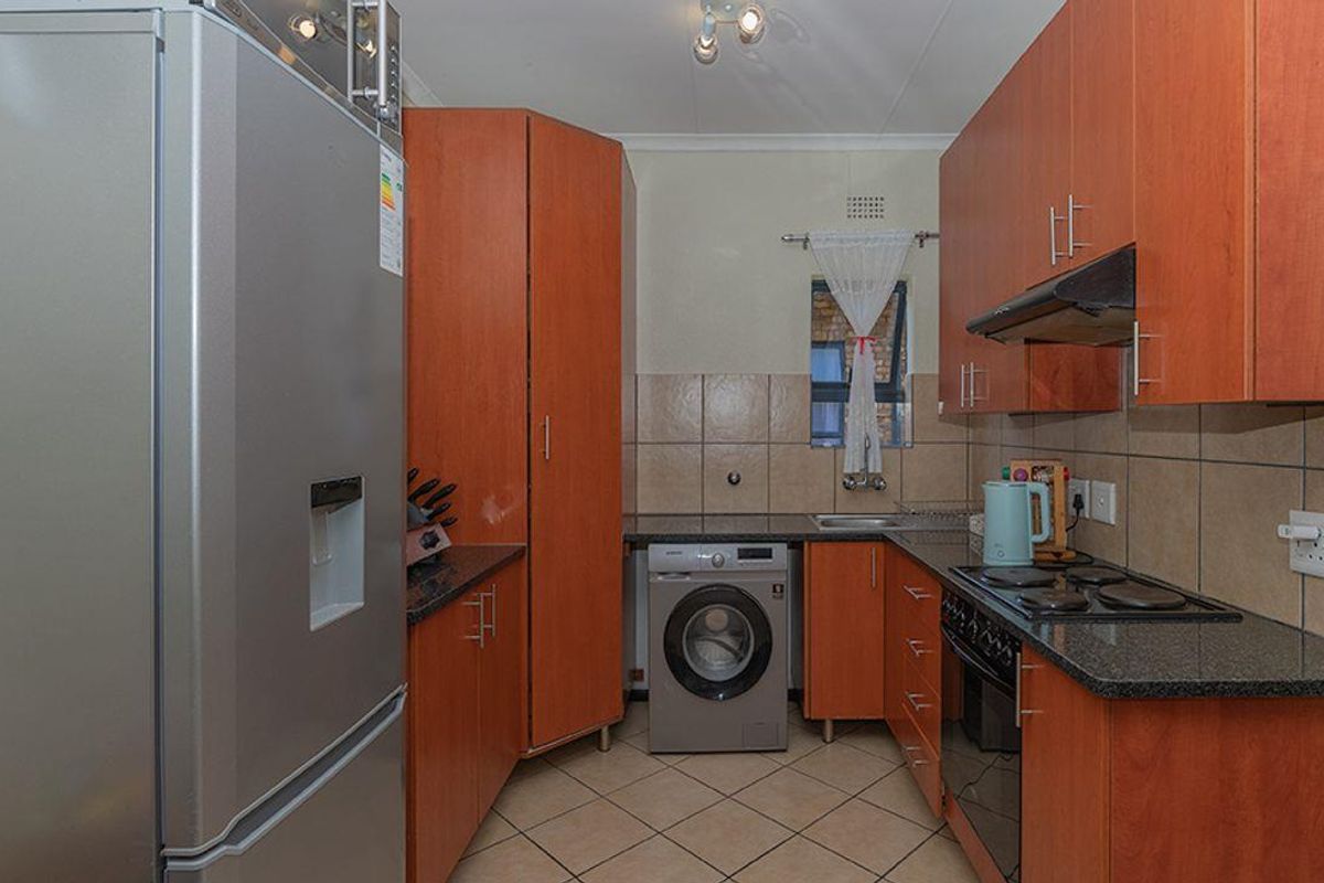 Stunning two bedroom upstairs unit in sought after complex! (Ravens Gardens) - Photo 4