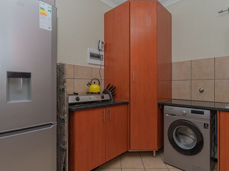 Stunning two bedroom upstairs unit in sought after complex! (Ravens Gardens) - Photo 3