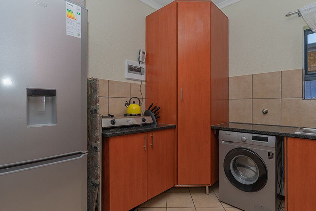 Stunning two bedroom upstairs unit in sought after complex! (Ravens Gardens) - Photo 3